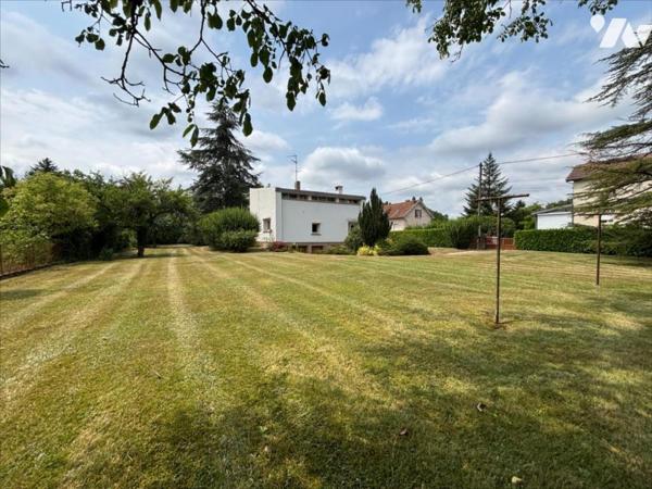 Maison 5 pièces (environ 130 m² habitables) située dans un secteur calme, proche de toutes commodité