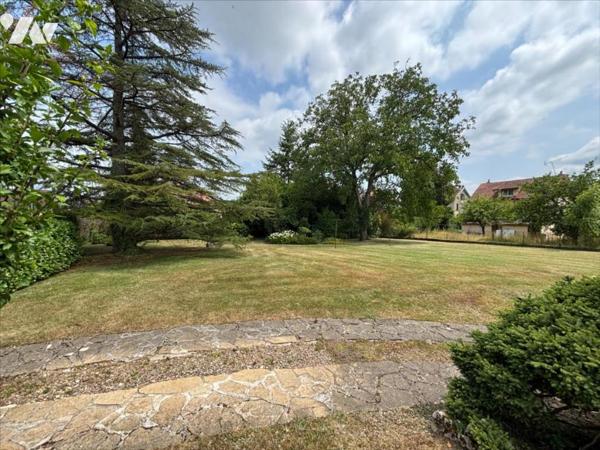 Maison 5 pièces (environ 130 m² habitables) située dans un secteur calme, proche de toutes commodité