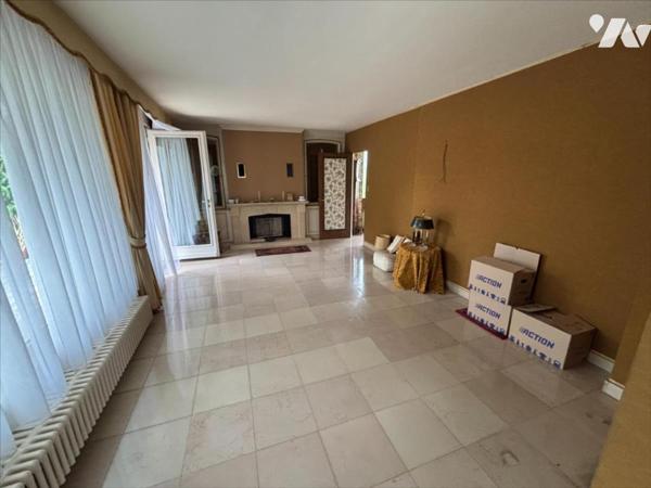 Maison 5 pièces (environ 130 m² habitables) située dans un secteur calme, proche de toutes commodité