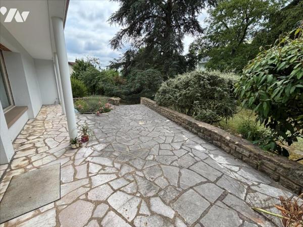 Maison 5 pièces (environ 130 m² habitables) située dans un secteur calme, proche de toutes commodité