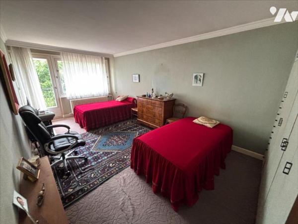 Maison 5 pièces (environ 130 m² habitables) située dans un secteur calme, proche de toutes commodité