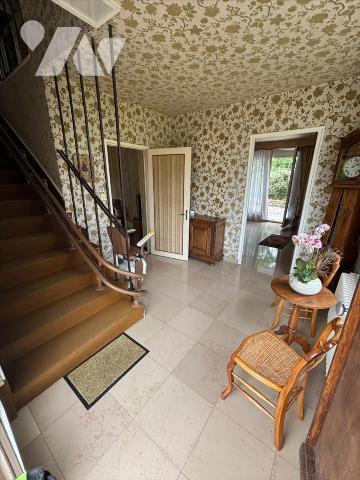 Maison 5 pièces (environ 130 m² habitables) située dans un secteur calme, proche de toutes commodité