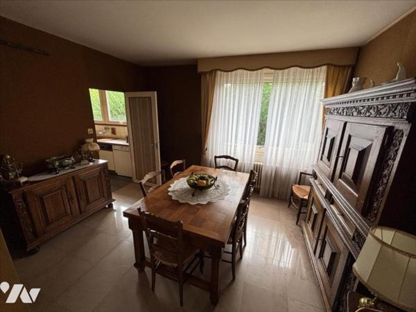 Maison 5 pièces (environ 130 m² habitables) située dans un secteur calme, proche de toutes commodité