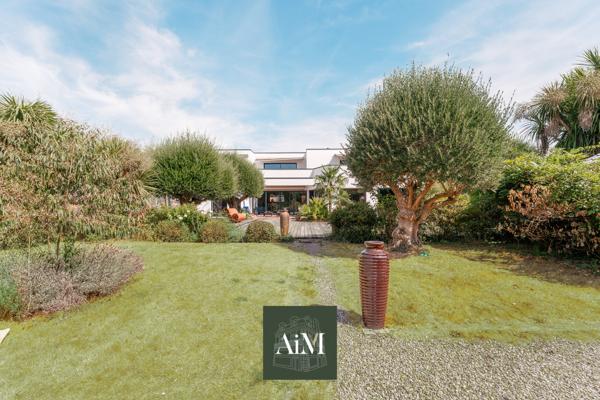Maison d'architecte d'exception de 380 m² à Vannes avec piscine intérieure, parc arboré