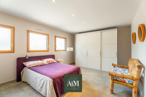 Maison d'architecte d'exception de 380 m² à Vannes avec piscine intérieure, parc arboré