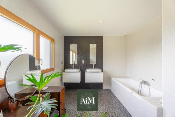 Maison d'architecte d'exception de 380 m² à Vannes avec piscine intérieure, parc arboré