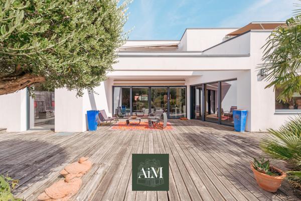 Maison d'architecte d'exception de 380 m² à Vannes avec piscine intérieure, parc arboré