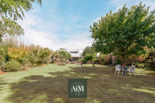 Maison d'architecte d'exception de 380 m² à Vannes avec piscine intérieure, parc arboré
