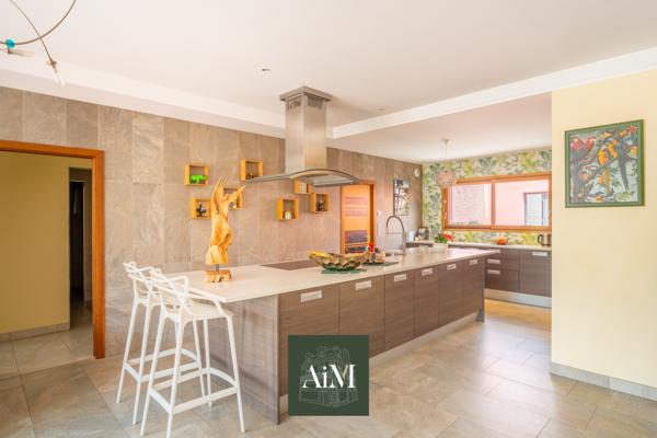 Maison d'architecte d'exception de 380 m² à Vannes avec piscine intérieure, parc arboré