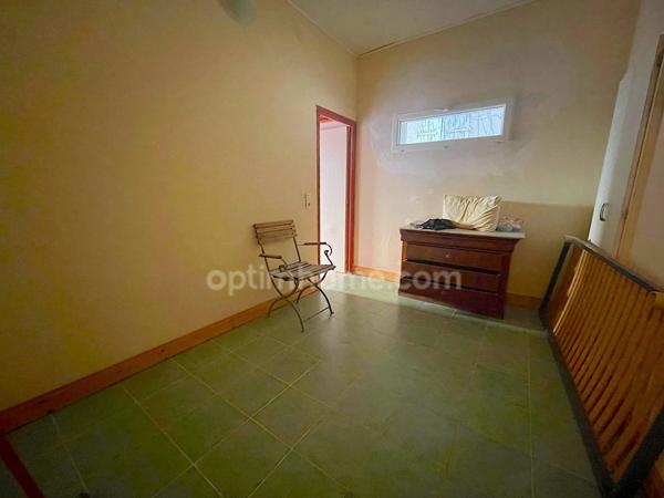 Grande maison à multiples possibilités.