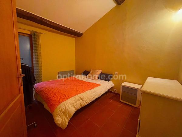 Grande maison à multiples possibilités.