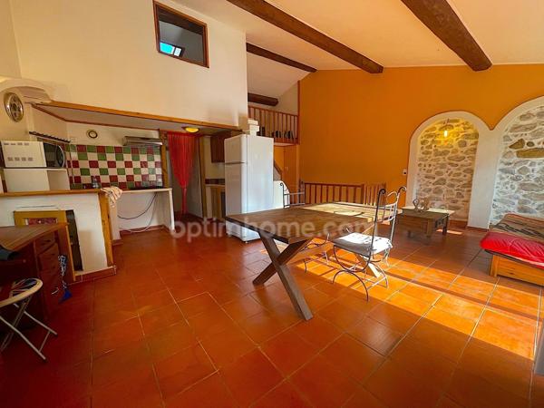 Grande maison à multiples possibilités.