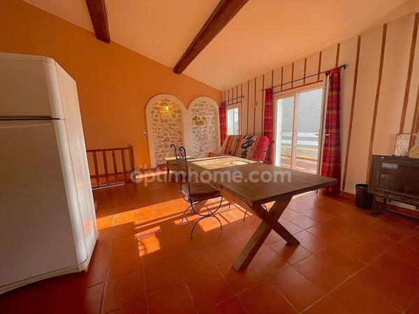 Grande maison à multiples possibilités.