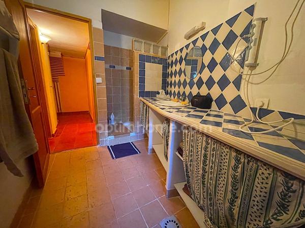 Grande maison à multiples possibilités.