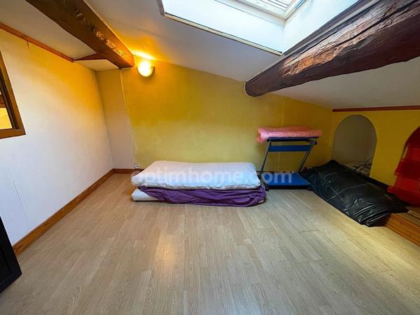 Grande maison à multiples possibilités.