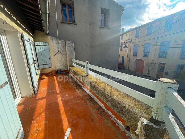 Grande maison à multiples possibilités.