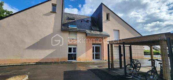 Situé au rez-de-chaussée d’une résidence calme, sécurisée et parfaitement entretenue, découvrez cet appartement de 21 m² sans aucun travaux à prévoir. Un bien clé en main, optimisé dans les moindres détails !
📈 Les points forts pour investir sereinement :
Rentabilité immédiate : Libre d'occupation dès octobre 2026.
Performance énergétique : DPE classé en D (GES B) – aucun souci pour la location !
Le grand + : Une place de parking privative sécurisée et un local à vélos commun.
🔍 Caractéristiques & Agencement
L'espace a été pensé pour maximiser le confort et le rangement :
Entrée fonctionnelle.
Pièce de vie lumineuse (exposition Est) avec de grands placards intégrés.
Kitchenette entièrement équipée : four, plaques de cuisson, hotte, réfrigérateur et rangements optimisés.
Salle d’eau moderne avec WC et un espace dédié pour la machine à laver.
🛠️ Équipements & Prestations récentes :
Sols : Carrelage imitation parquet tendance (posé il y a 4 ans).
Chauffage : Radiateurs électriques à inertie récents (3 ans) pour une consommation maîtrisée.
Confort : Volets roulants et ballon d'eau chaude individuel.
Compteurs : Électricité individuelle / Eau provisionnée dans les charges de copropriété.
📍 Emplacement & Environnement
Un emplacement pratique et recherché, proche des commodités, des transports et des axes majeurs.
Notre avis : Un bien rare sur le marché avec ce niveau de prestations et un parking privé. Parfait pour un premier achat ou pour se constituer un patrimoine locatif pérenne.
📞 Une question ? Une visite ?
Ne laissez pas passer cette opportunité. Contactez moi dès aujourd'hui pour organiser une visite !