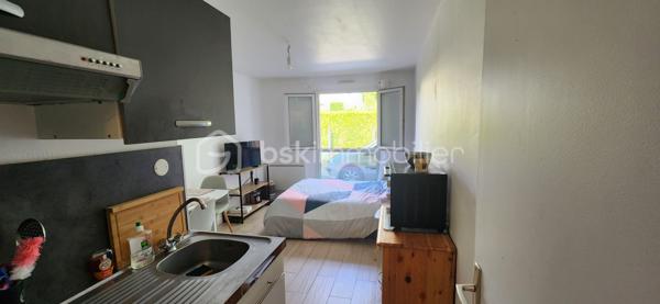 Situé au rez-de-chaussée d’une résidence calme, sécurisée et parfaitement entretenue, découvrez cet appartement de 21 m² sans aucun travaux à prévoir. Un bien clé en main, optimisé dans les moindres détails !
📈 Les points forts pour investir sereinement :
Rentabilité immédiate : Libre d'occupation dès octobre 2026.
Performance énergétique : DPE classé en D (GES B) – aucun souci pour la location !
Le grand + : Une place de parking privative sécurisée et un local à vélos commun.
🔍 Caractéristiques & Agencement
L'espace a été pensé pour maximiser le confort et le rangement :
Entrée fonctionnelle.
Pièce de vie lumineuse (exposition Est) avec de grands placards intégrés.
Kitchenette entièrement équipée : four, plaques de cuisson, hotte, réfrigérateur et rangements optimisés.
Salle d’eau moderne avec WC et un espace dédié pour la machine à laver.
🛠️ Équipements & Prestations récentes :
Sols : Carrelage imitation parquet tendance (posé il y a 4 ans).
Chauffage : Radiateurs électriques à inertie récents (3 ans) pour une consommation maîtrisée.
Confort : Volets roulants et ballon d'eau chaude individuel.
Compteurs : Électricité individuelle / Eau provisionnée dans les charges de copropriété.
📍 Emplacement & Environnement
Un emplacement pratique et recherché, proche des commodités, des transports et des axes majeurs.
Notre avis : Un bien rare sur le marché avec ce niveau de prestations et un parking privé. Parfait pour un premier achat ou pour se constituer un patrimoine locatif pérenne.
📞 Une question ? Une visite ?
Ne laissez pas passer cette opportunité. Contactez moi dès aujourd'hui pour organiser une visite !