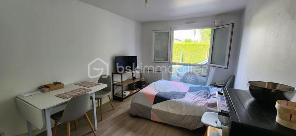 Situé au rez-de-chaussée d’une résidence calme, sécurisée et parfaitement entretenue, découvrez cet appartement de 21 m² sans aucun travaux à prévoir. Un bien clé en main, optimisé dans les moindres détails !
📈 Les points forts pour investir sereinement :
Rentabilité immédiate : Libre d'occupation dès octobre 2026.
Performance énergétique : DPE classé en D (GES B) – aucun souci pour la location !
Le grand + : Une place de parking privative sécurisée et un local à vélos commun.
🔍 Caractéristiques & Agencement
L'espace a été pensé pour maximiser le confort et le rangement :
Entrée fonctionnelle.
Pièce de vie lumineuse (exposition Est) avec de grands placards intégrés.
Kitchenette entièrement équipée : four, plaques de cuisson, hotte, réfrigérateur et rangements optimisés.
Salle d’eau moderne avec WC et un espace dédié pour la machine à laver.
🛠️ Équipements & Prestations récentes :
Sols : Carrelage imitation parquet tendance (posé il y a 4 ans).
Chauffage : Radiateurs électriques à inertie récents (3 ans) pour une consommation maîtrisée.
Confort : Volets roulants et ballon d'eau chaude individuel.
Compteurs : Électricité individuelle / Eau provisionnée dans les charges de copropriété.
📍 Emplacement & Environnement
Un emplacement pratique et recherché, proche des commodités, des transports et des axes majeurs.
Notre avis : Un bien rare sur le marché avec ce niveau de prestations et un parking privé. Parfait pour un premier achat ou pour se constituer un patrimoine locatif pérenne.
📞 Une question ? Une visite ?
Ne laissez pas passer cette opportunité. Contactez moi dès aujourd'hui pour organiser une visite !