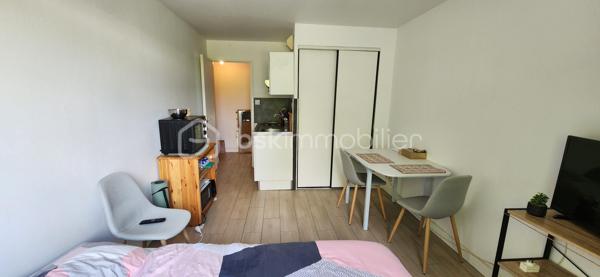 Situé au rez-de-chaussée d’une résidence calme, sécurisée et parfaitement entretenue, découvrez cet appartement de 21 m² sans aucun travaux à prévoir. Un bien clé en main, optimisé dans les moindres détails !
📈 Les points forts pour investir sereinement :
Rentabilité immédiate : Libre d'occupation dès octobre 2026.
Performance énergétique : DPE classé en D (GES B) – aucun souci pour la location !
Le grand + : Une place de parking privative sécurisée et un local à vélos commun.
🔍 Caractéristiques & Agencement
L'espace a été pensé pour maximiser le confort et le rangement :
Entrée fonctionnelle.
Pièce de vie lumineuse (exposition Est) avec de grands placards intégrés.
Kitchenette entièrement équipée : four, plaques de cuisson, hotte, réfrigérateur et rangements optimisés.
Salle d’eau moderne avec WC et un espace dédié pour la machine à laver.
🛠️ Équipements & Prestations récentes :
Sols : Carrelage imitation parquet tendance (posé il y a 4 ans).
Chauffage : Radiateurs électriques à inertie récents (3 ans) pour une consommation maîtrisée.
Confort : Volets roulants et ballon d'eau chaude individuel.
Compteurs : Électricité individuelle / Eau provisionnée dans les charges de copropriété.
📍 Emplacement & Environnement
Un emplacement pratique et recherché, proche des commodités, des transports et des axes majeurs.
Notre avis : Un bien rare sur le marché avec ce niveau de prestations et un parking privé. Parfait pour un premier achat ou pour se constituer un patrimoine locatif pérenne.
📞 Une question ? Une visite ?
Ne laissez pas passer cette opportunité. Contactez moi dès aujourd'hui pour organiser une visite !