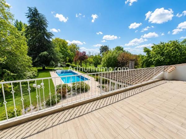 Vente                                                      Maison
                        
                     9 pièces                      355 m2                     à Neuvic