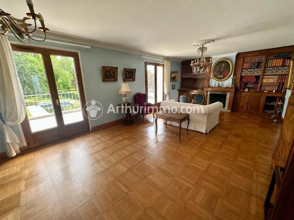 Vente                                                      Maison
                        
                     9 pièces                      355 m2                     à Neuvic