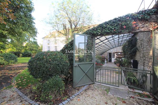 À VENDRE - Propriété XVIIe sur parc de 2.9 hectares tennis et piscine-