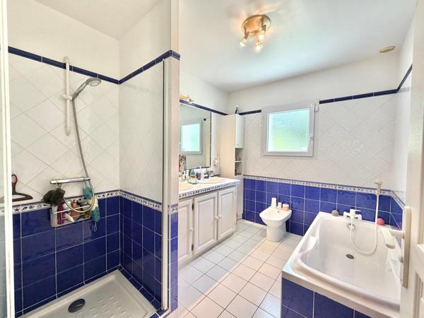 VILLA PLAIN-PIEDS DOUBLE GARAGE AVEC PISCINE AU SEL ET TERRAIN CLOS