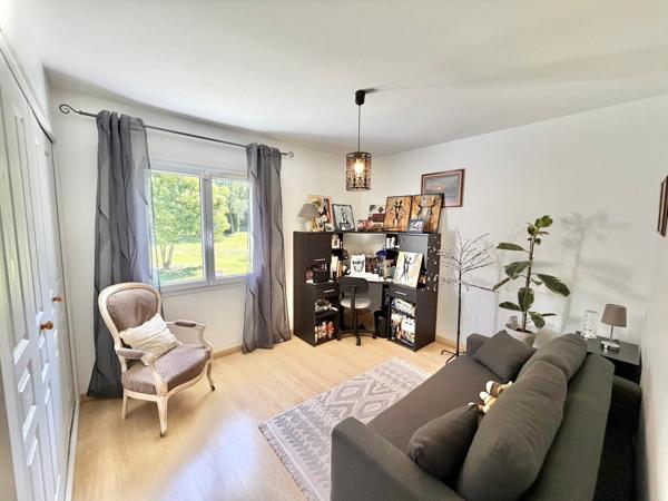 VILLA PLAIN-PIEDS DOUBLE GARAGE AVEC PISCINE AU SEL ET TERRAIN CLOS