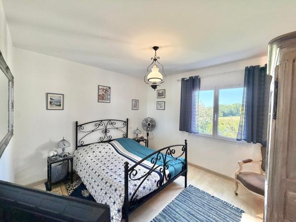 VILLA PLAIN-PIEDS DOUBLE GARAGE AVEC PISCINE AU SEL ET TERRAIN CLOS