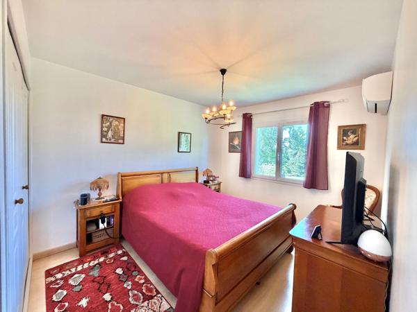 VILLA PLAIN-PIEDS DOUBLE GARAGE AVEC PISCINE AU SEL ET TERRAIN CLOS