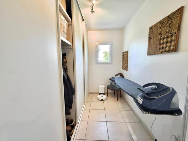 VILLA PLAIN-PIEDS DOUBLE GARAGE AVEC PISCINE AU SEL ET TERRAIN CLOS