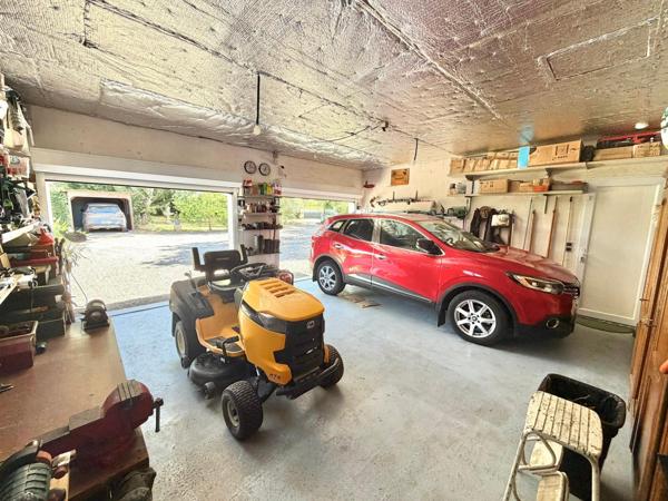 VILLA PLAIN-PIEDS DOUBLE GARAGE AVEC PISCINE AU SEL ET TERRAIN CLOS