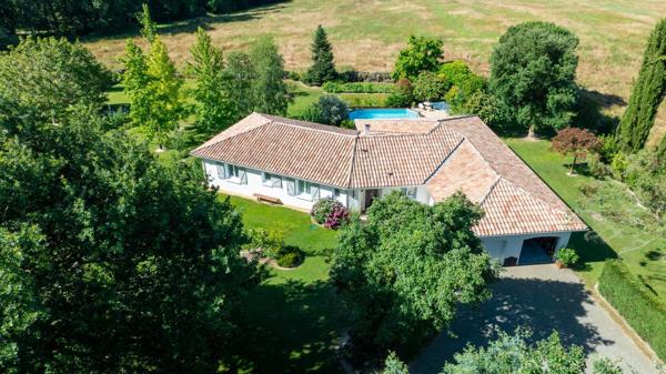 VILLA PLAIN-PIEDS DOUBLE GARAGE AVEC PISCINE AU SEL ET TERRAIN CLOS