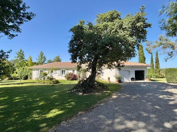 VILLA PLAIN-PIEDS DOUBLE GARAGE AVEC PISCINE AU SEL ET TERRAIN CLOS