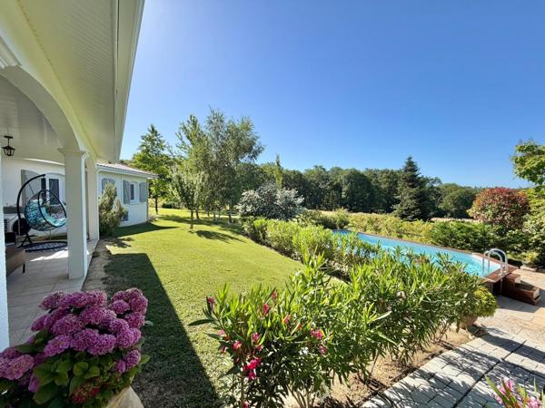 VILLA PLAIN-PIEDS DOUBLE GARAGE AVEC PISCINE AU SEL ET TERRAIN CLOS