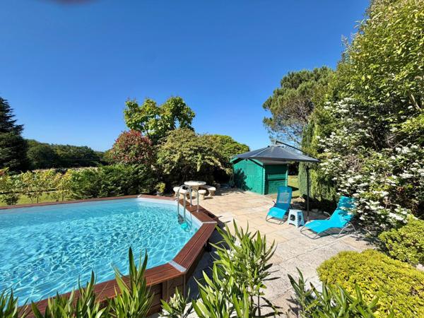 VILLA PLAIN-PIEDS DOUBLE GARAGE AVEC PISCINE AU SEL ET TERRAIN CLOS