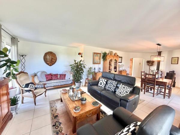 VILLA PLAIN-PIEDS DOUBLE GARAGE AVEC PISCINE AU SEL ET TERRAIN CLOS