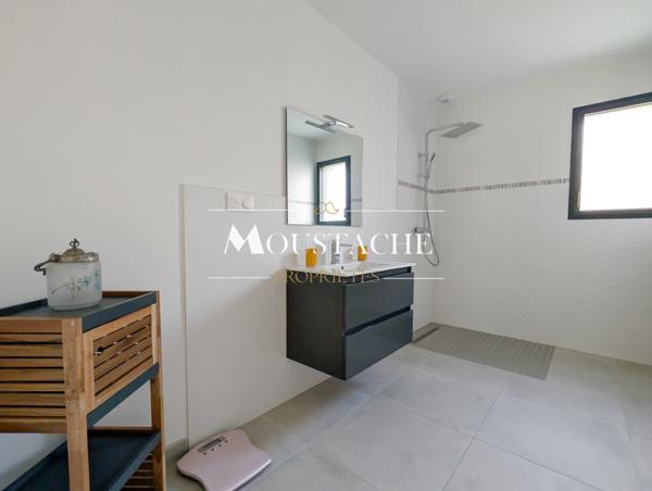 BELLE VILLA DE PLAIN-PIED AVEC PISCINE - PLAGE A PIED -