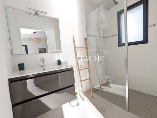 BELLE VILLA DE PLAIN-PIED AVEC PISCINE - PLAGE A PIED -