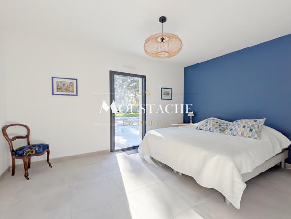 BELLE VILLA DE PLAIN-PIED AVEC PISCINE - PLAGE A PIED -