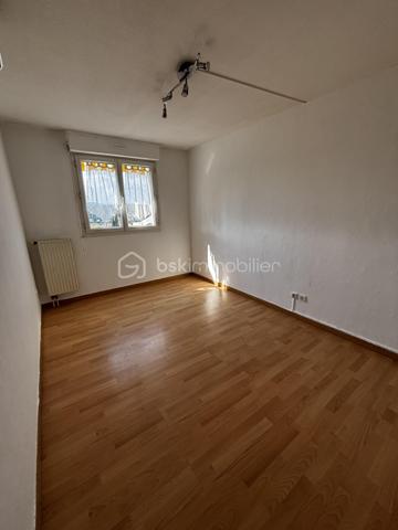 Situé dans une résidence calme et bien entretenue, ce bel appartement de 92 m² saura vous séduire par ses beaux volumes, sa luminosité 🌞 et ses prestations de qualité ✨.

🌇 Atout charme : une grande terrasse de 16 m² exposée ouest, offrant une vue dégagée, idéale pour profiter des douces fins de journée ☕🌤
Le petit plus ➕ : appartement traversant, avec séjour à l’ouest et chambres à l’est 🌄

⸻

🛋️ Il se compose de :
• Un double séjour lumineux avec accès direct à la terrasse 🌿
• Une cuisine indépendante (possibilité d’ouverture sur le séjour) 🍽️
• Une suite parentale avec salle d’eau privative 🚿
• Deux autres chambres confortables 🛏️
• Une salle de bains supplémentaire 🛁
• Des WC séparés 🚪
• De nombreux rangements pratiques 🧺

⸻

📦 Une cave complète ce bien pour encore plus de confort.
🚗 Ainsi qu'un garage.

⸻

✨ Appartement idéal pour une famille 👨‍👩‍👧‍👦 ou un couple à la recherche d’un logement fonctionnel avec extérieur 🌻

📞 À visiter sans tarder ! 💨