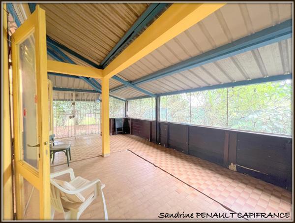 A VENDRE A KOUROU (GUYANE FRANCAISE) UNE JOLIE MAISON T5 (R+1) de 103m² - SUPERFICIE DU TERRAIN 299 m² AU PRIX DE 185 000 €.