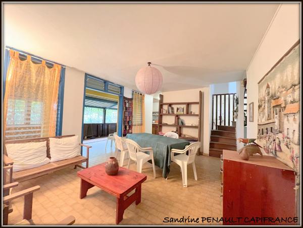 A VENDRE A KOUROU (GUYANE FRANCAISE) UNE JOLIE MAISON T5 (R+1) de 103m² - SUPERFICIE DU TERRAIN 299 m² AU PRIX DE 185 000 €.