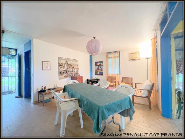 A VENDRE A KOUROU (GUYANE FRANCAISE) UNE JOLIE MAISON T5 (R+1) de 103m² - SUPERFICIE DU TERRAIN 299 m² AU PRIX DE 185 000 €.