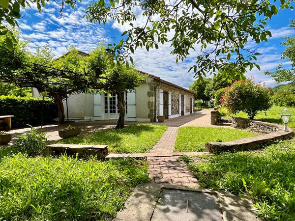 TRES BELLE MAISON ANCIENNE ET DE PLAIN-PIED