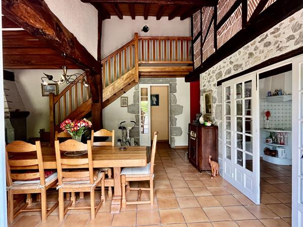 TRES BELLE MAISON ANCIENNE ET DE PLAIN-PIED