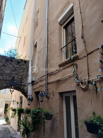 Au coeur de Saillans, dans un ancien hôtel, appartement 2 pièces de 42 m² comprenant séjour, chambre, salle d'eau et wc. 
Idéal investisseur ou primo accédant.