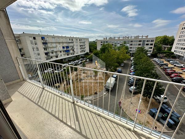 Grand T4 lumineux avec balcon, ascenseur et possibilité 3 chambres