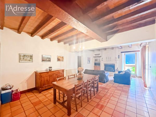 Ensemble immobilier en pierres et dépendances